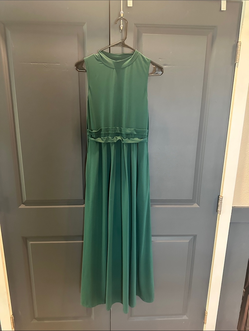 HALARA Sleeveless Emerald Green Maxi Dress with Ruffle Waist Detail
